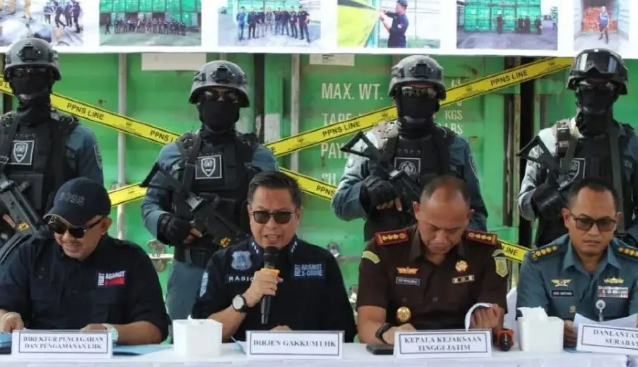 KLHK Surabaya Amankan 55 Kontainer Berisi Kayu Ilegal