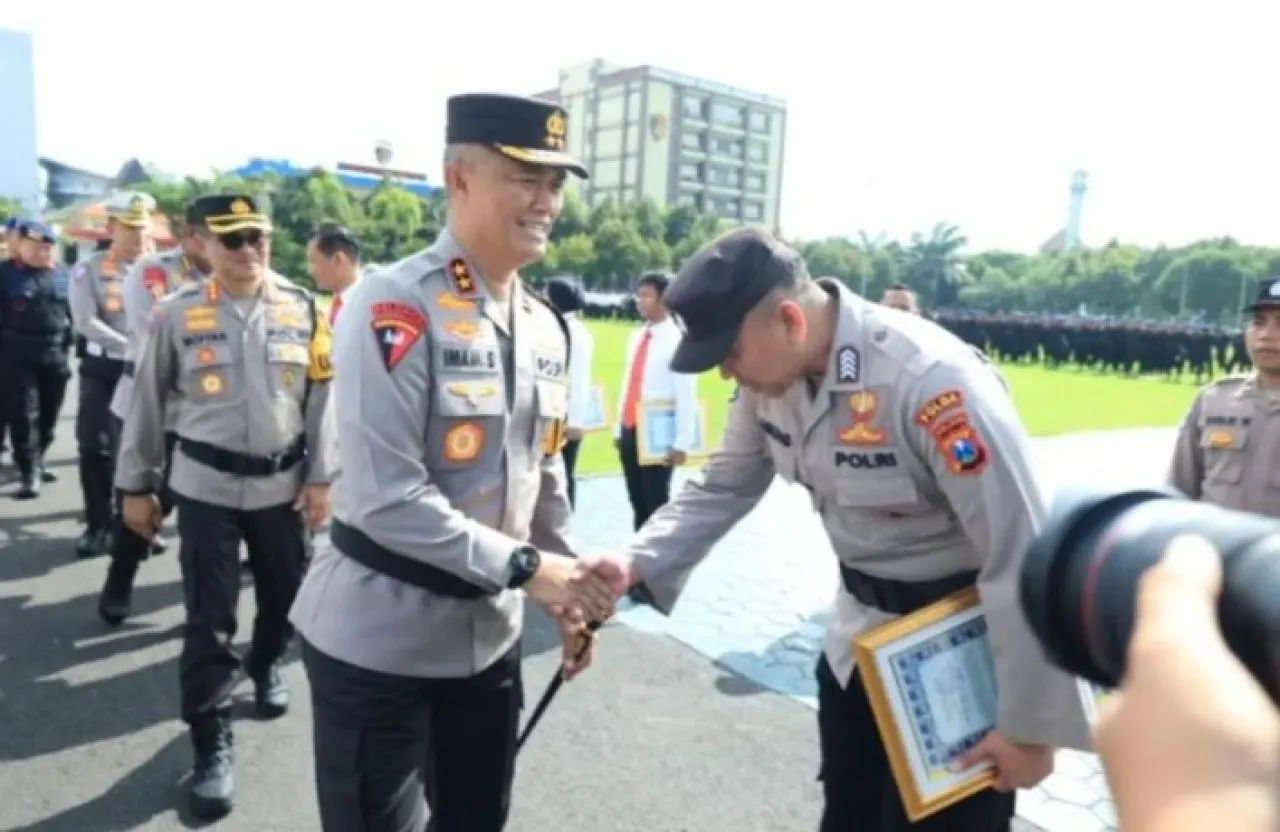 Kapolda Jatim Beri Penghargaan untuk 35 Anggota Beprestasi