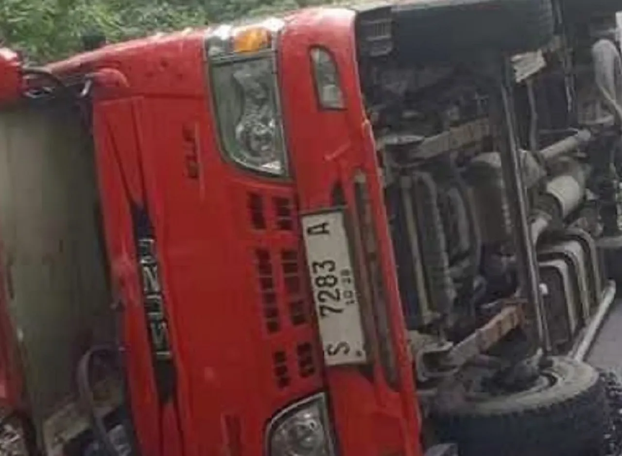 Mobil Elf Terguling di Tikungan LGF Sarangan-Tawangmangu, Belasan Orang Luka-luka