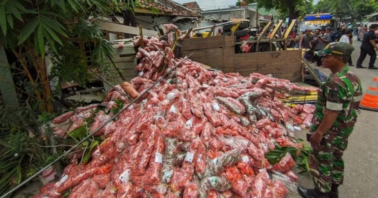 Sopir Mengantuk, Truk Tabrak Teras Rumah Warga