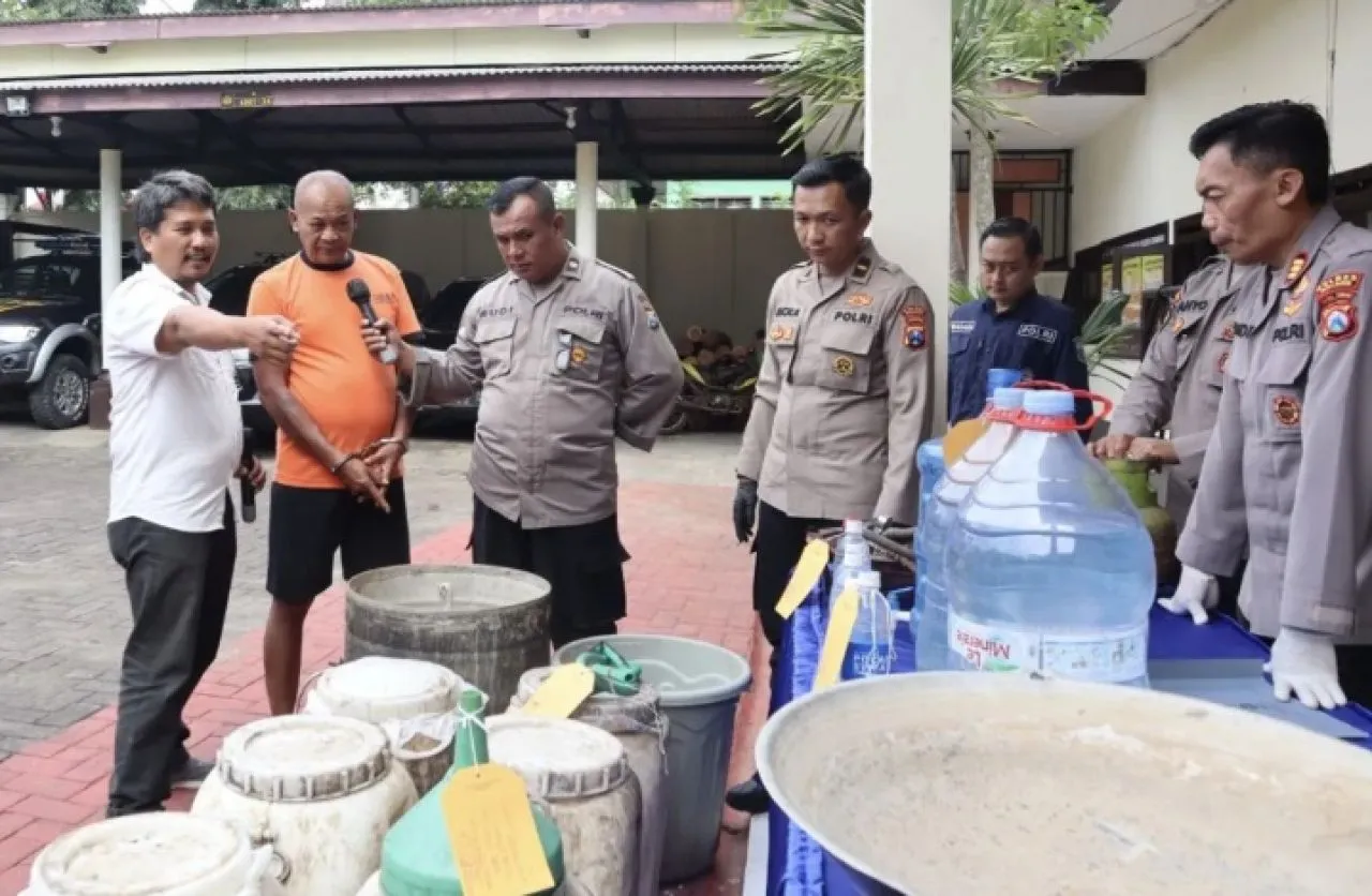 Jadi Produsen Miras Ilegal, Lansia di Malang Dicokok