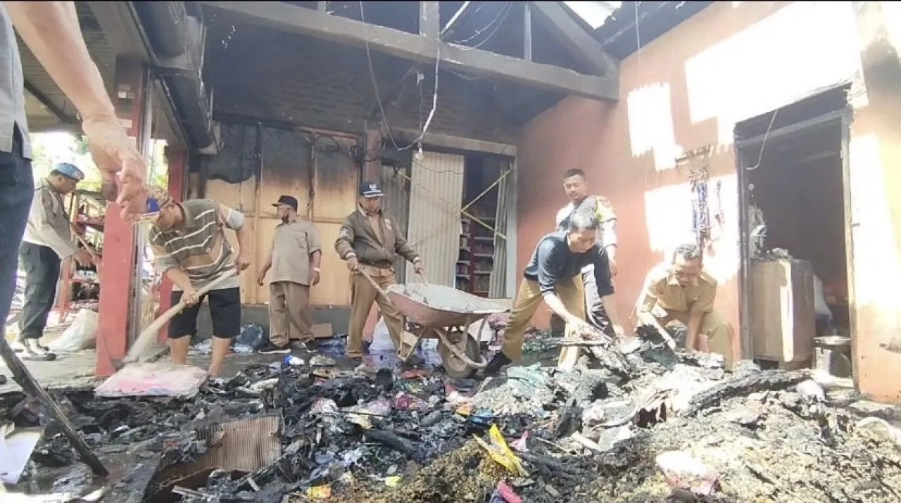 Perbaiki Kulkas, Rumah dan Toko Ludes Terbakar