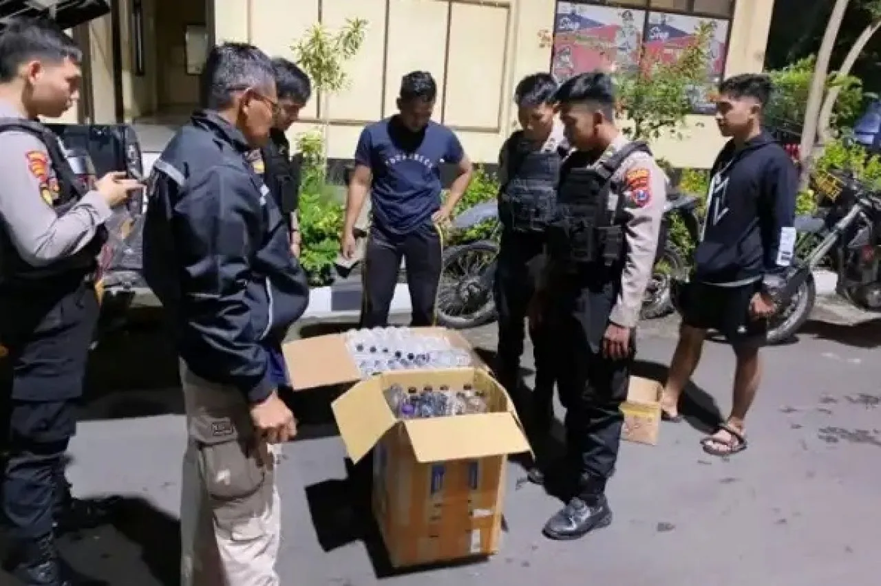 Polres Situbondo Amankan Ratusan Miras dari Rumah Warga