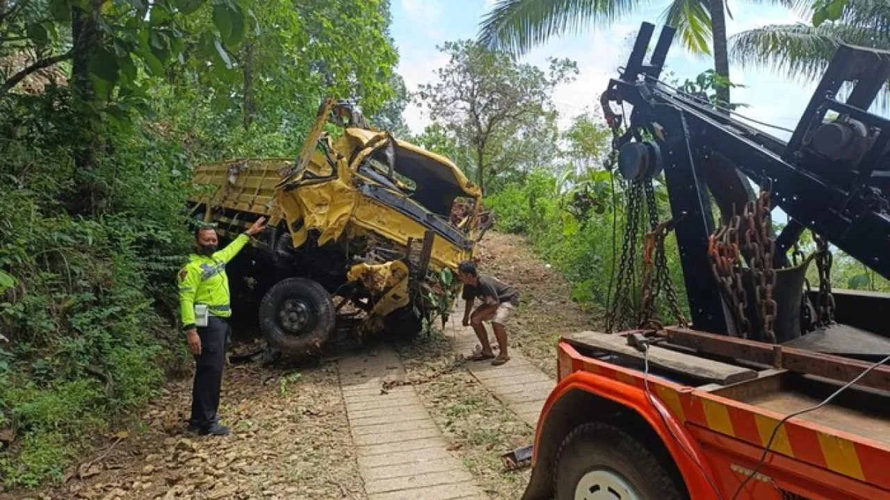 Truk Terperosok ke Jurang, 3 Orang Luka-luka