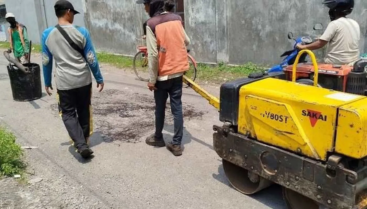 Dinas PUPR Jombang Tambal Jalan Berlubang