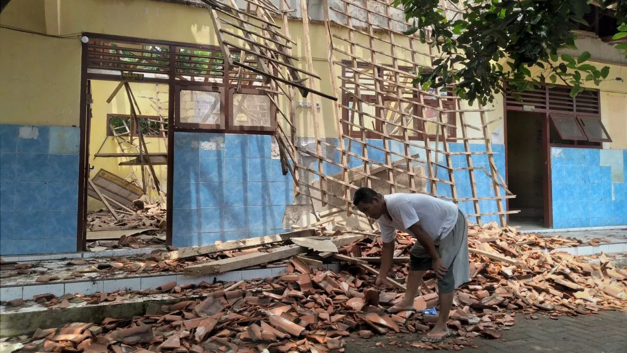 Hujan Deras, Atap Sekolah di Probolinggo Ambruk