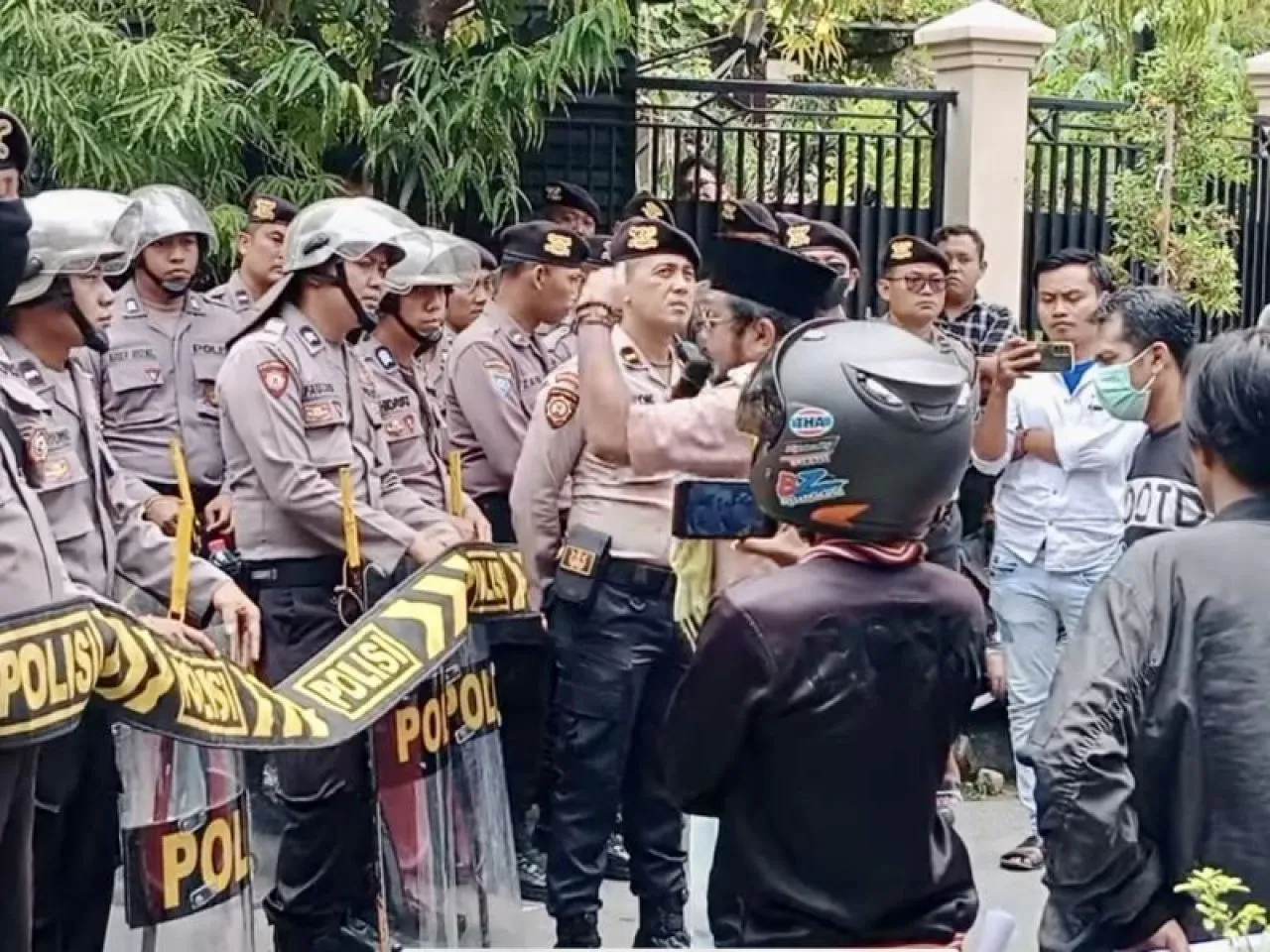 Massa Tuntut KPU Pamekasan Hentikan Rekapitulasi Pemilu 2024