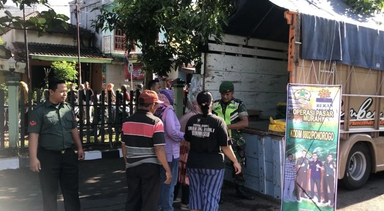 Pasar Murah di Kodim Ponorogo Diserbu Warga