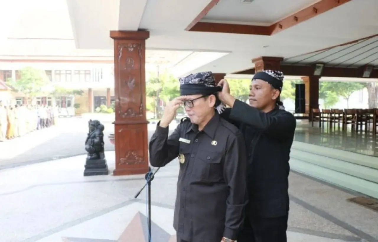 Mulai April, ASN Bojonegoro Pakai Udheng Tiap Hari Rabu