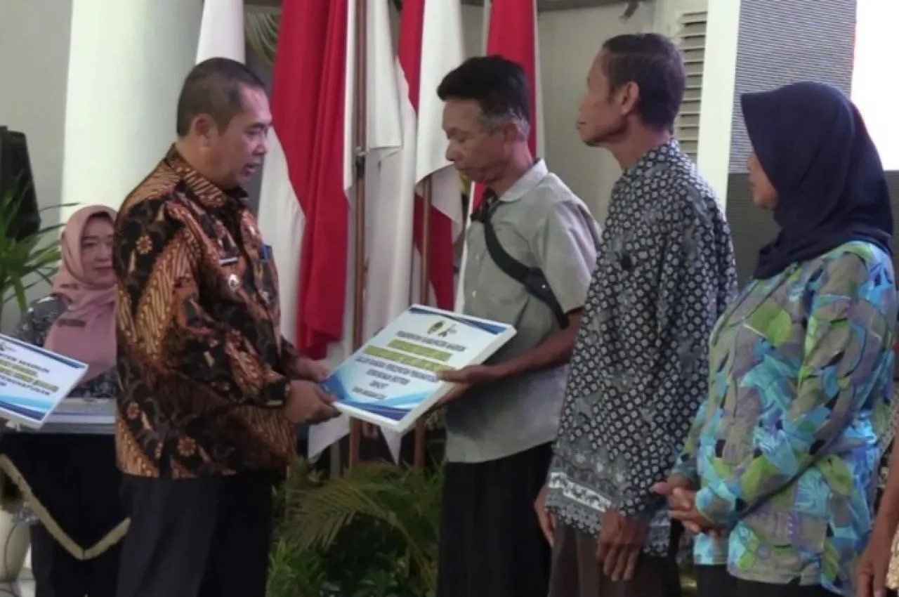 Pemkab Madiun Serahkan Bantuan RTLH 550 Unit