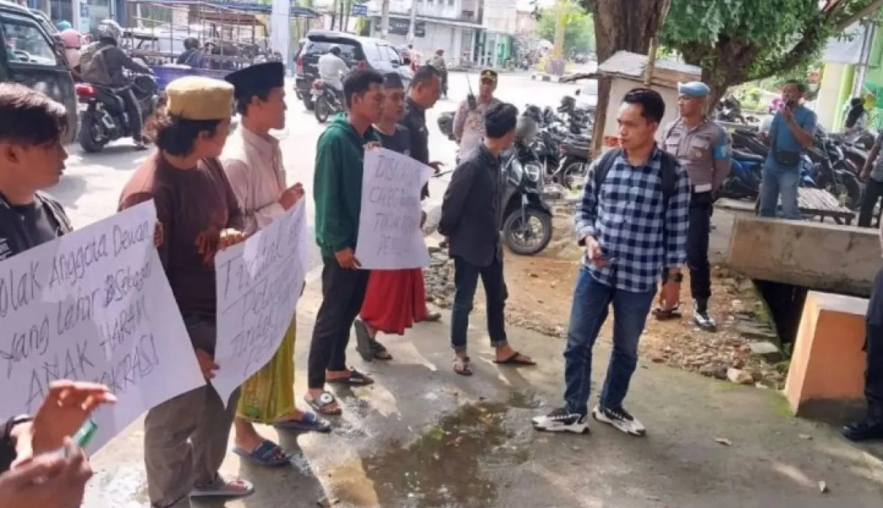 Panwascam Diduga Terlibat Politik Uang Salah Satu Caleg, Bawaslu Sumenep Digeruduk Massa