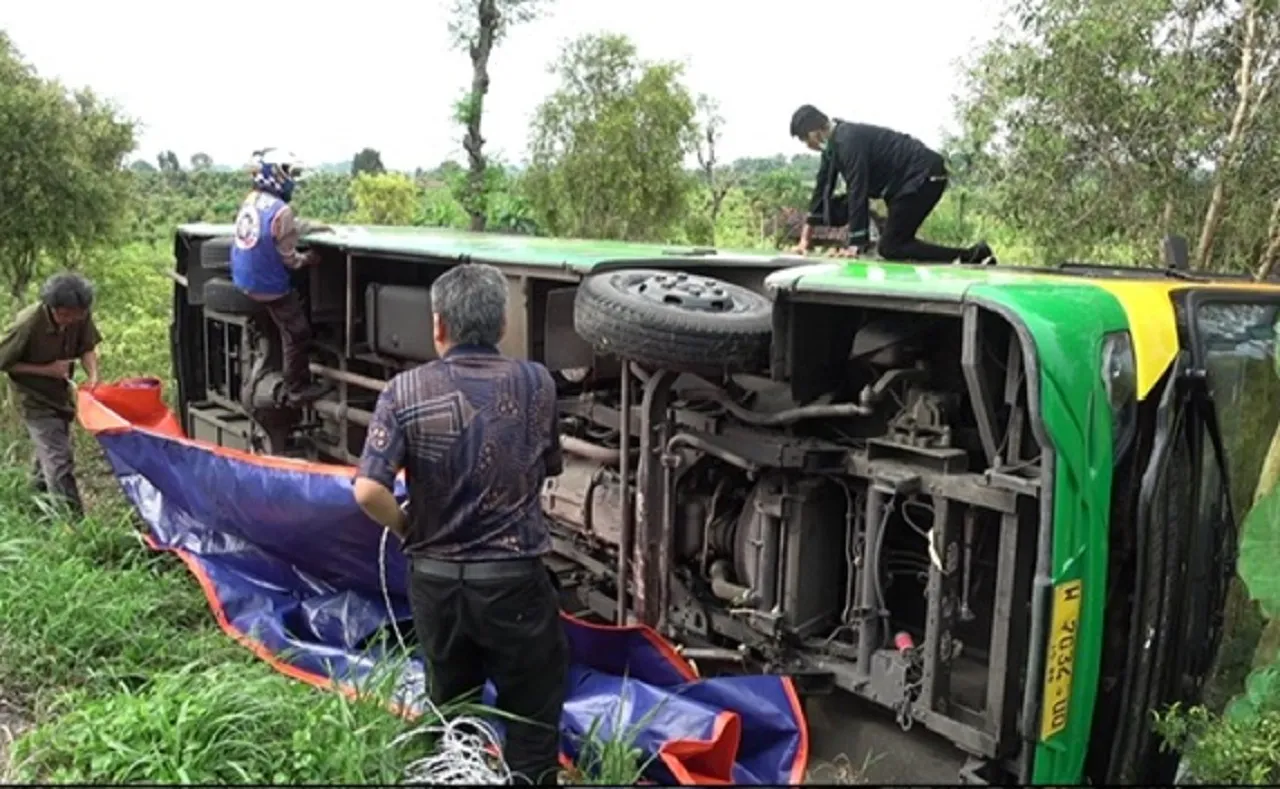 Hindari Mobil Pickup, Bus Trans Jatim Terguling di Dawarblandong Mojokerto