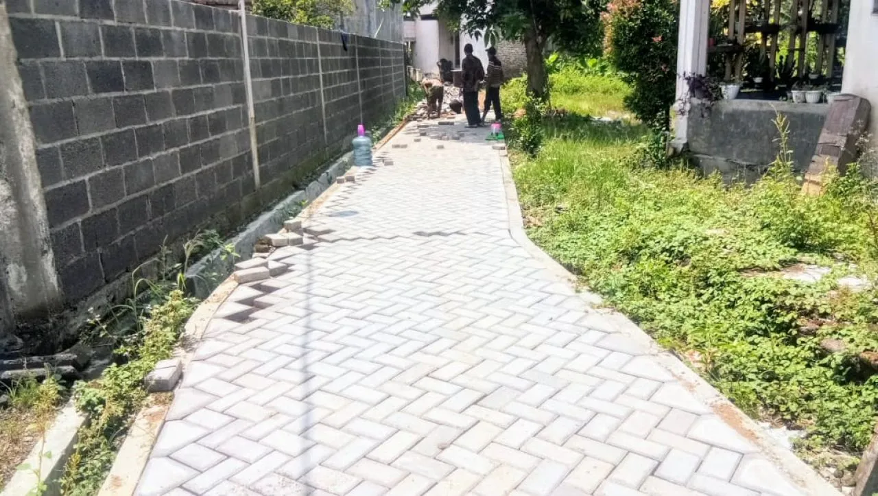 Tingkatkan Kesejahteraan Masyarakat, Pemdes Lambangan Pavingisasi Jalan Lingkungan