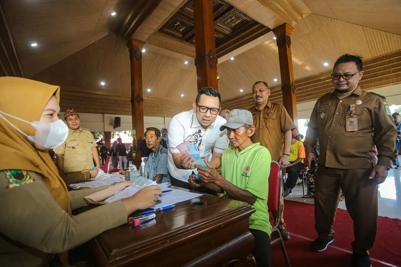 Serahkan Bansos Tukang Becak dan Lansia, Mas Pj : Semoga Bermanfaat dan Kurangi Beban