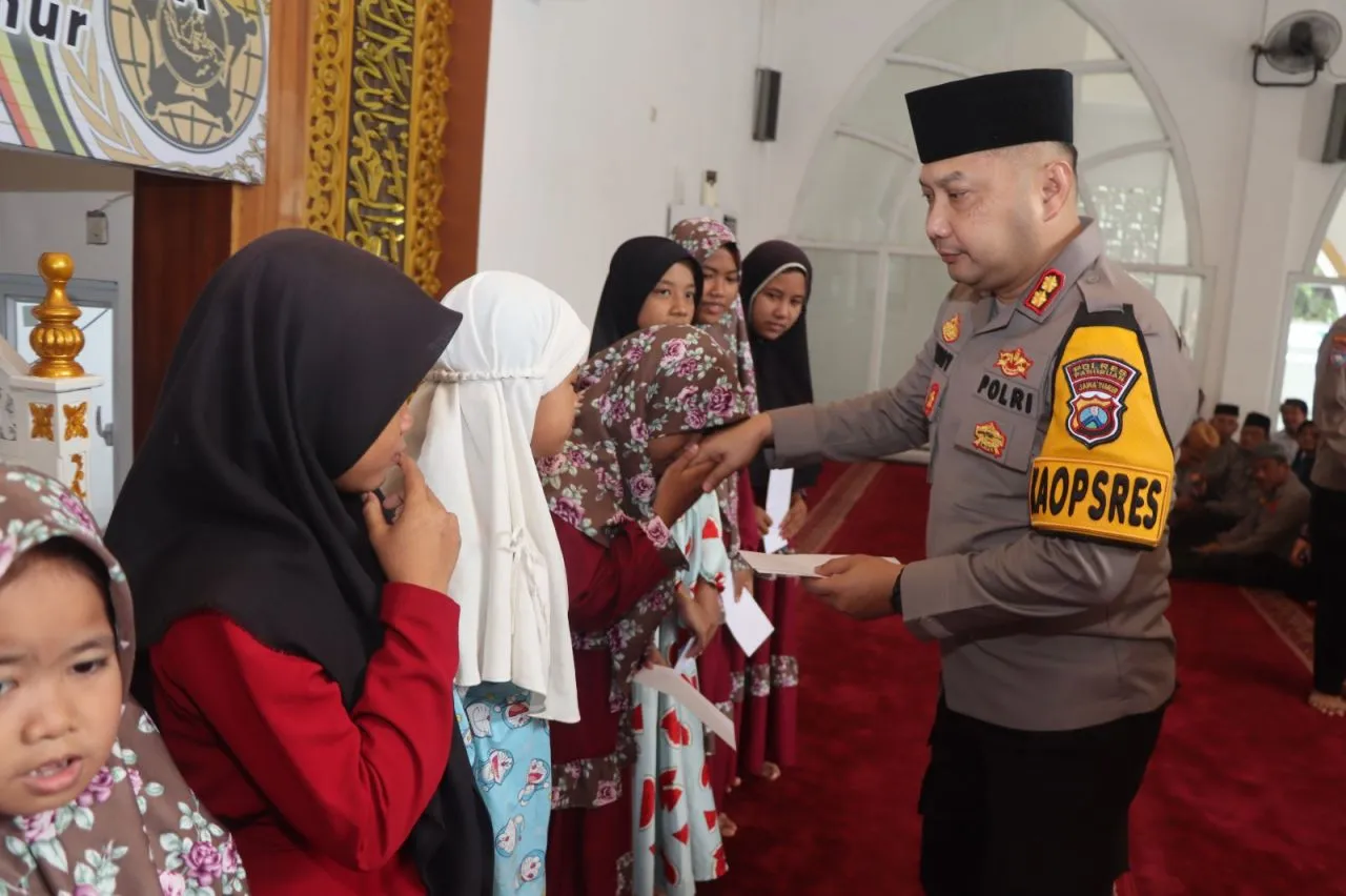 Kapolres Pasuruan Gelar Pembinaan Rohani dan Pemberian Santunan Anak Yatim