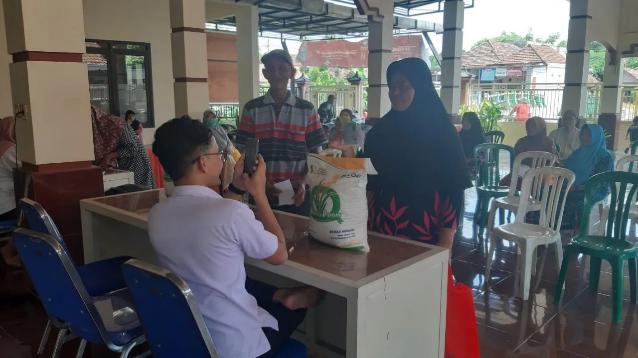 Tingkatkan Ketahanan Pangan, Pemdes Jeruklegi Salurkan Bansos Beras
