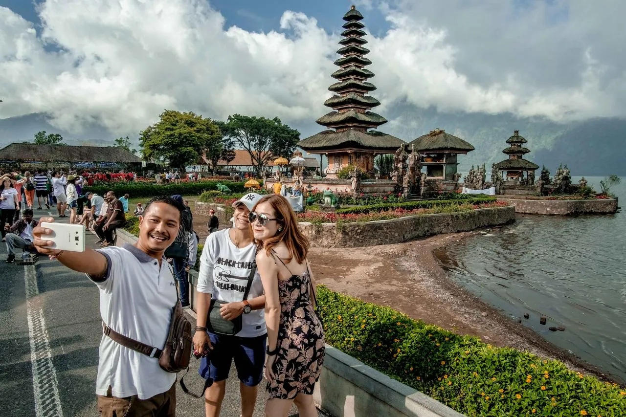 Destinasi Tanah Lot dan Ulun Danu Beratan Dipadati Pengunjung, Didominasi Wisatawan Jatim
