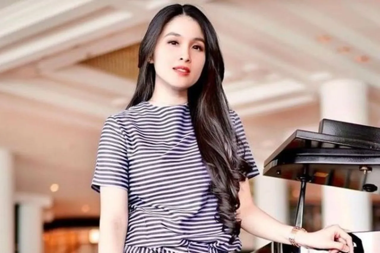 Istri Terkaya, Diantara Sesama Artis Istri Koruptor