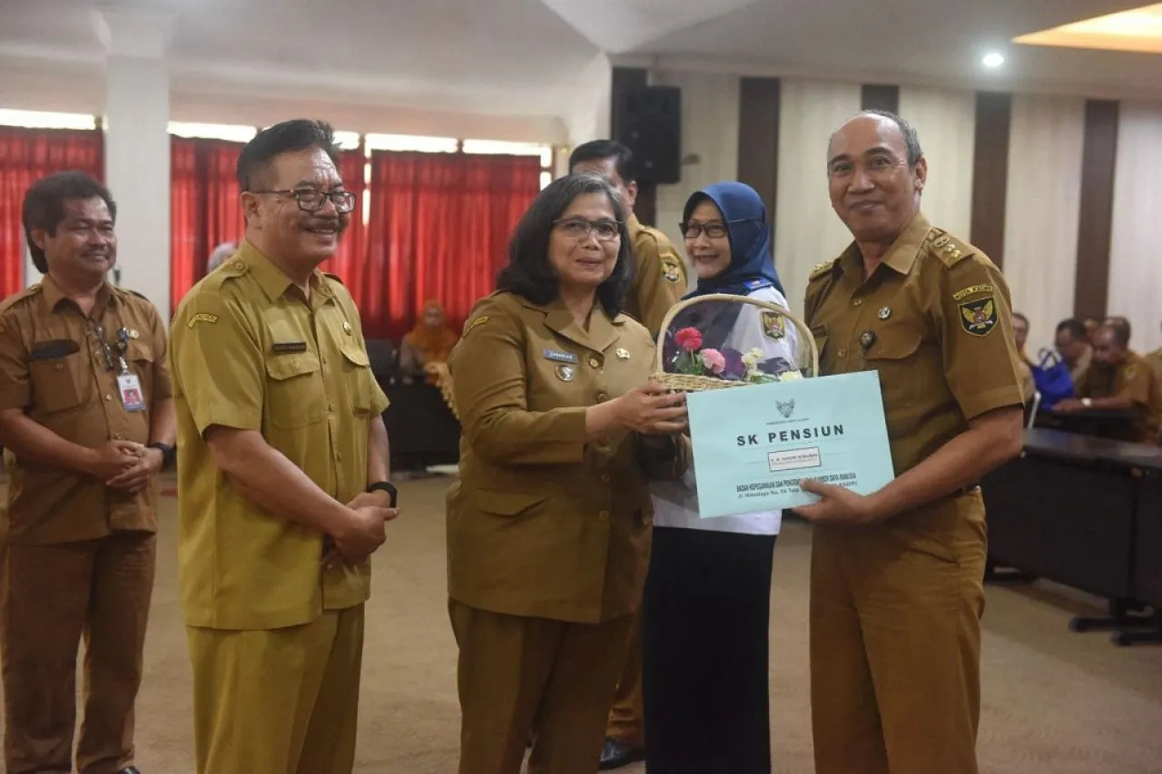 Pj Wali Kota Kediri Serahkan SK Pensiun ke 50 PNS Kota Kediri
