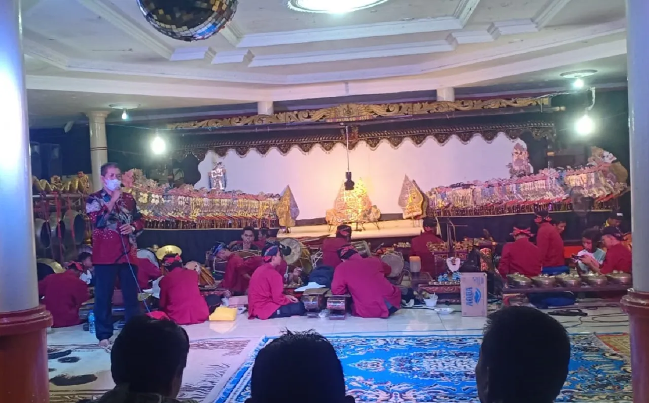 Ritual Sedekah Bumi, Desa Kalipecabean Kecamatan Candi Sidoarjo Gelar Pertunjukan Wayang Kulit