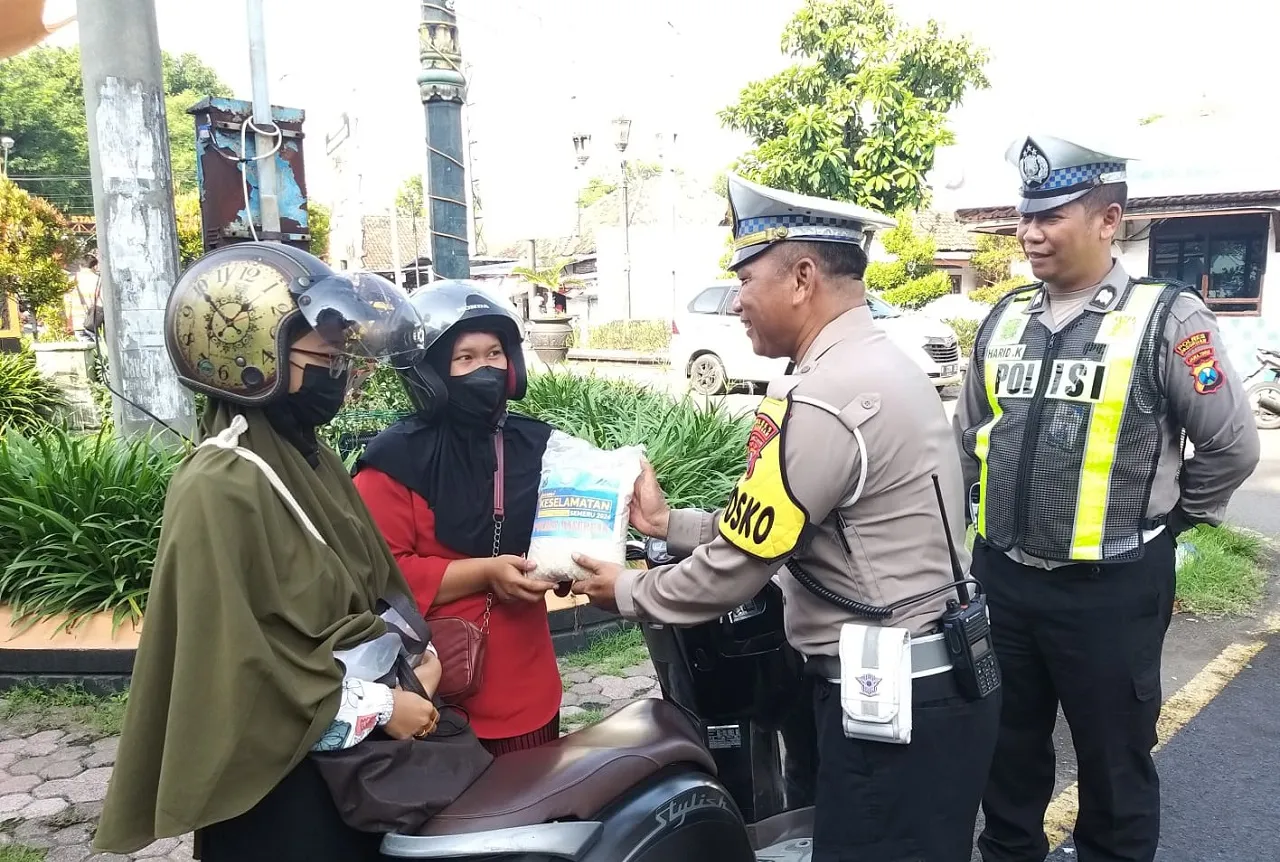 Masyarakat Dapat Surprise dari Satlantas Polres Pasuruan Saat Operasi Keselamatan
