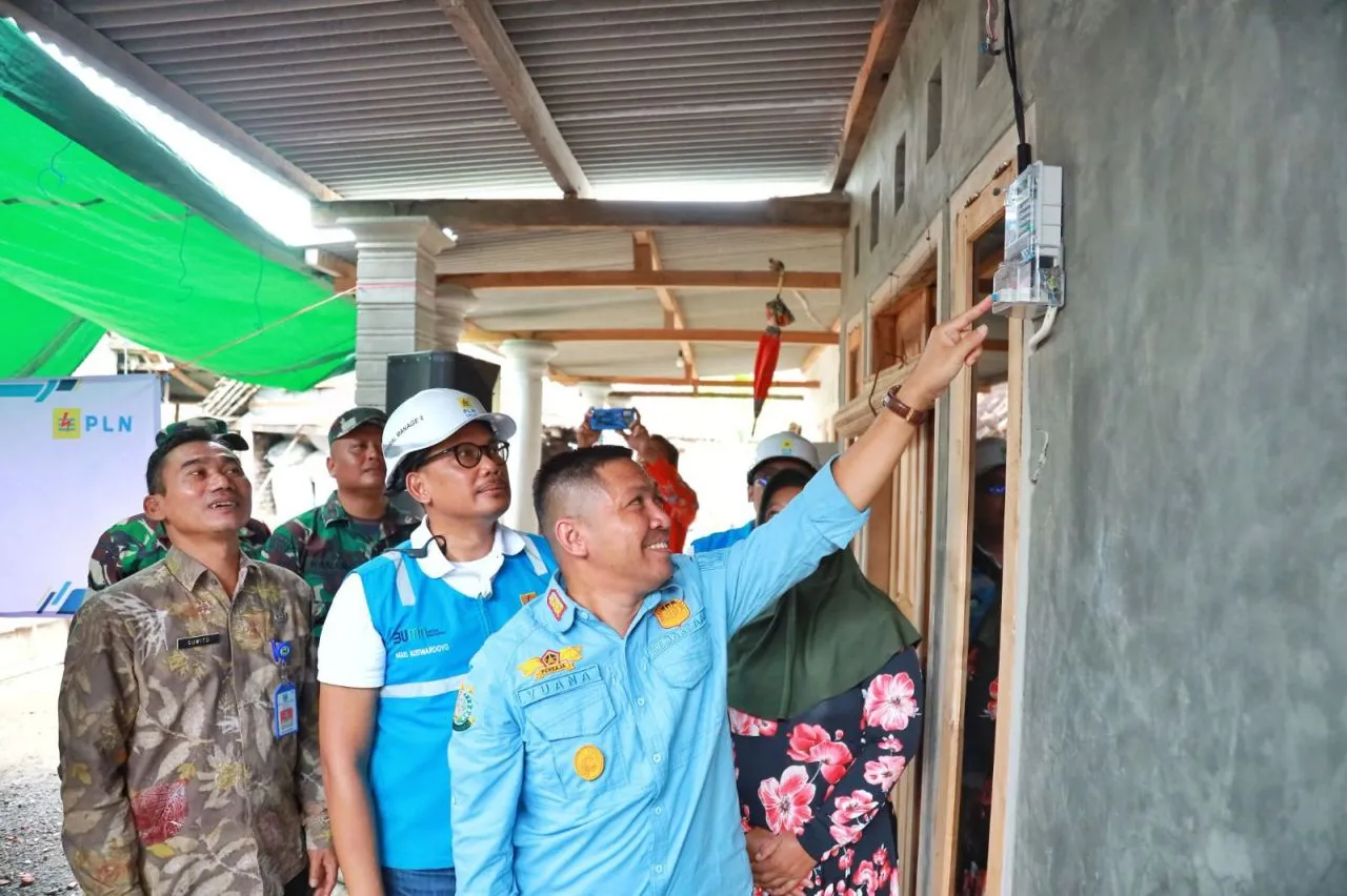PLN Sambung Listrik Gratis Ribuan Warga Tidak Mampu di Jawa Timur