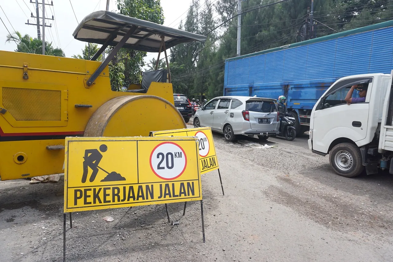 Datangkan Alat Berat, Bupati Sidoarjo Segera Perbaiki Jalan Pertigaan Kletek & Jalan Prambon Pakerin