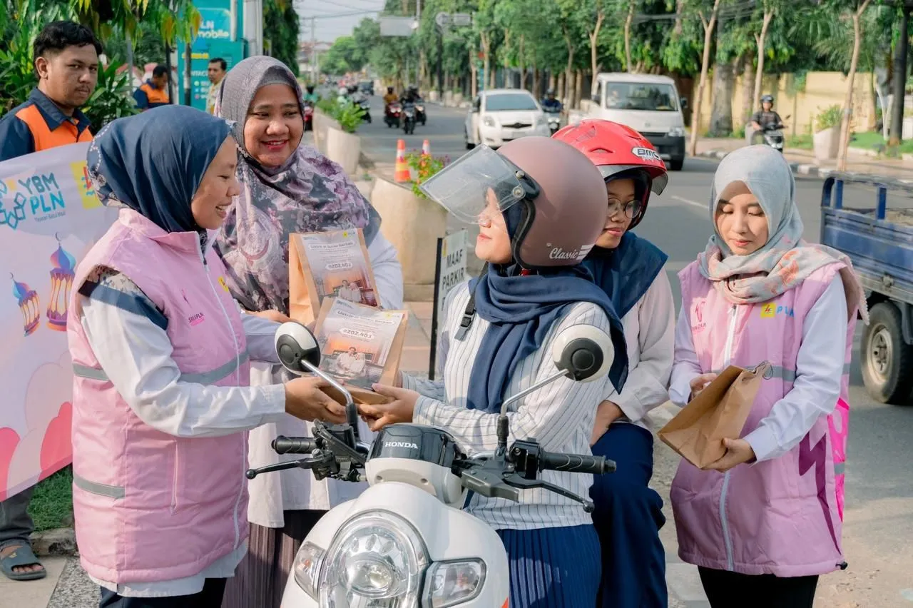 Bentuk Kepedulian Pada Masyarakat, Srikandi dan YBM PLN Bagikan Ribuan Takjil dan Sembako