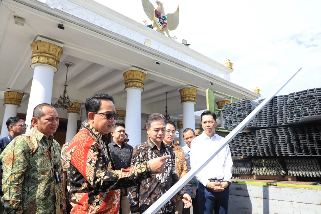 Pj Gubernur Adhy Karyono Segera Salurkan Bantuan 1.000 Baja Ringan ke Pulau Bawean