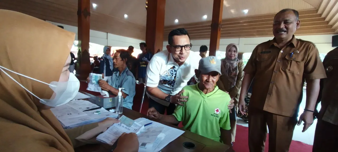 Serahkan Bansos Tukang Becak- Lansia, Mas Pj Ali Kuncoro: Semoga Bermanfaat dan Kurangi Beban