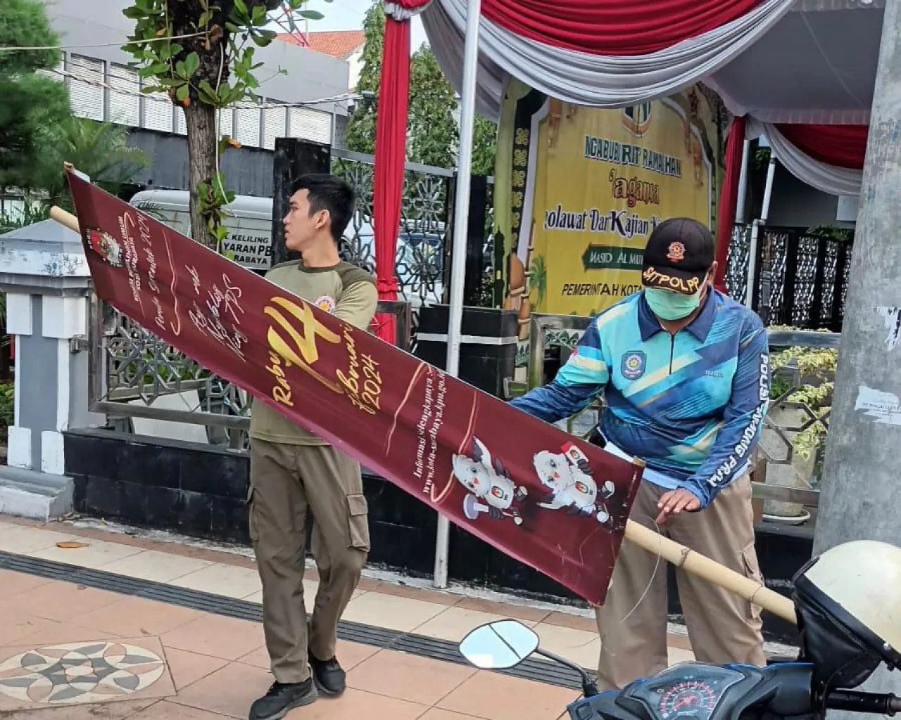 Pemkot Surabaya Tertibkan Reklame Tak Berizin