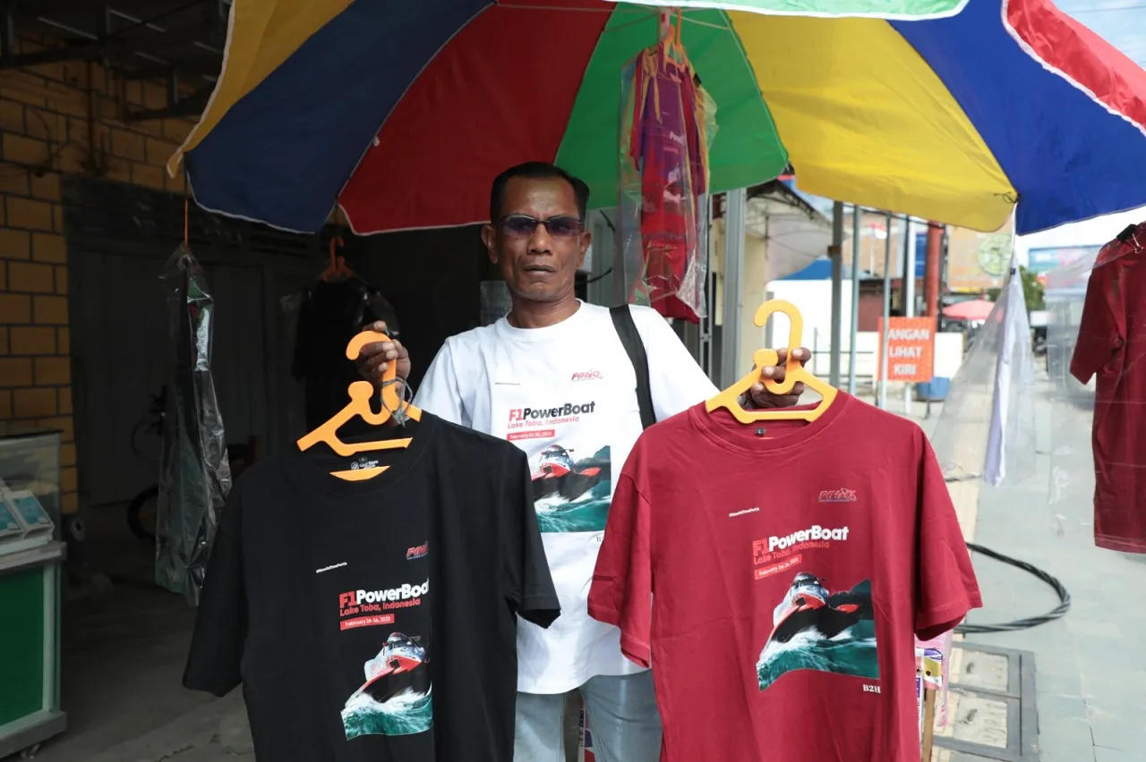Pelaksanaan F1 Powerboat Danau Toba 2024 Jadi Rejeki Nomplok Penjual Kaus Printing