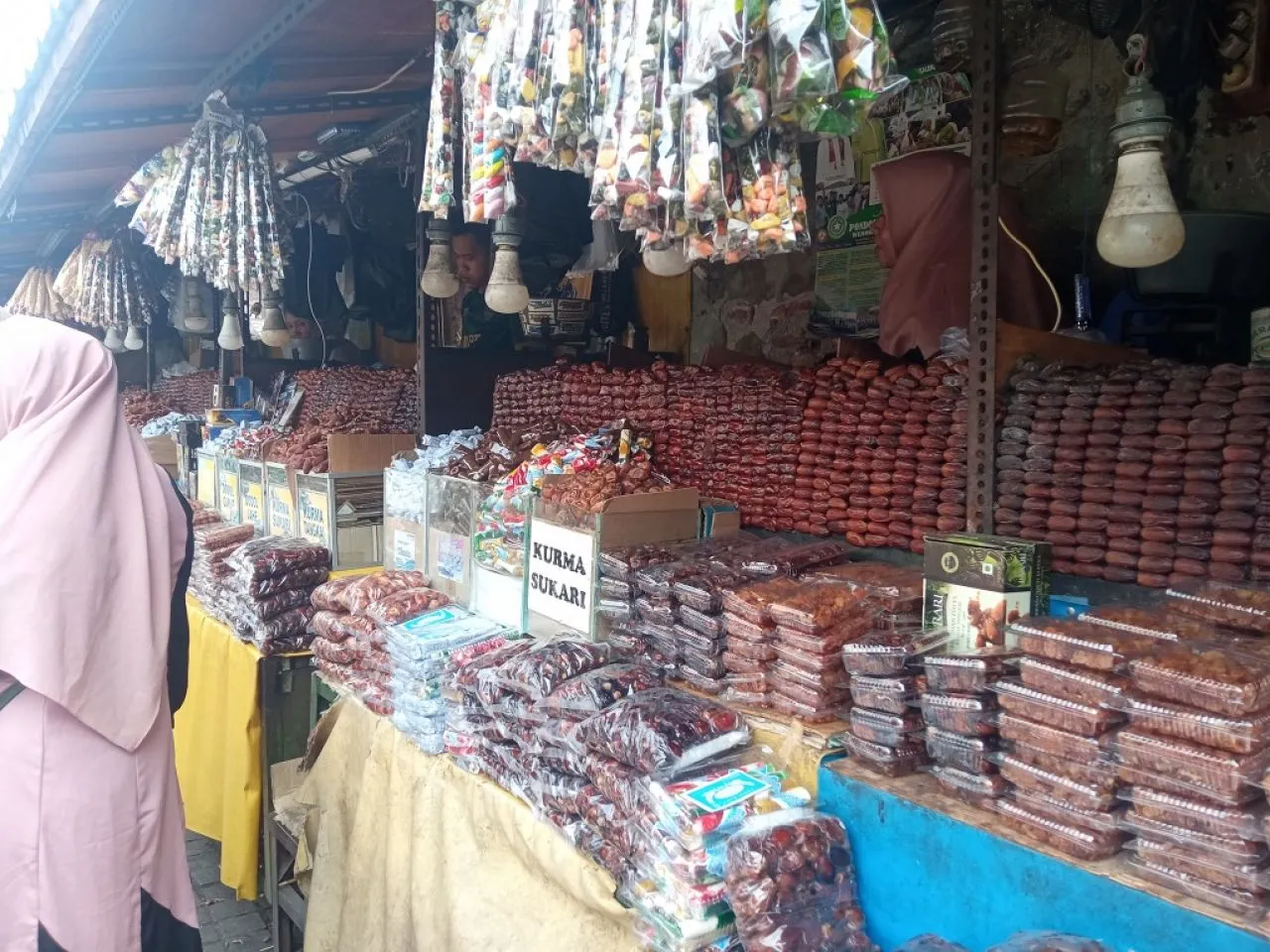 Jelang Ramadhan, Ampel Mulai Diserbu Peziarah, Harga Kurma pun Perlahan Melejit