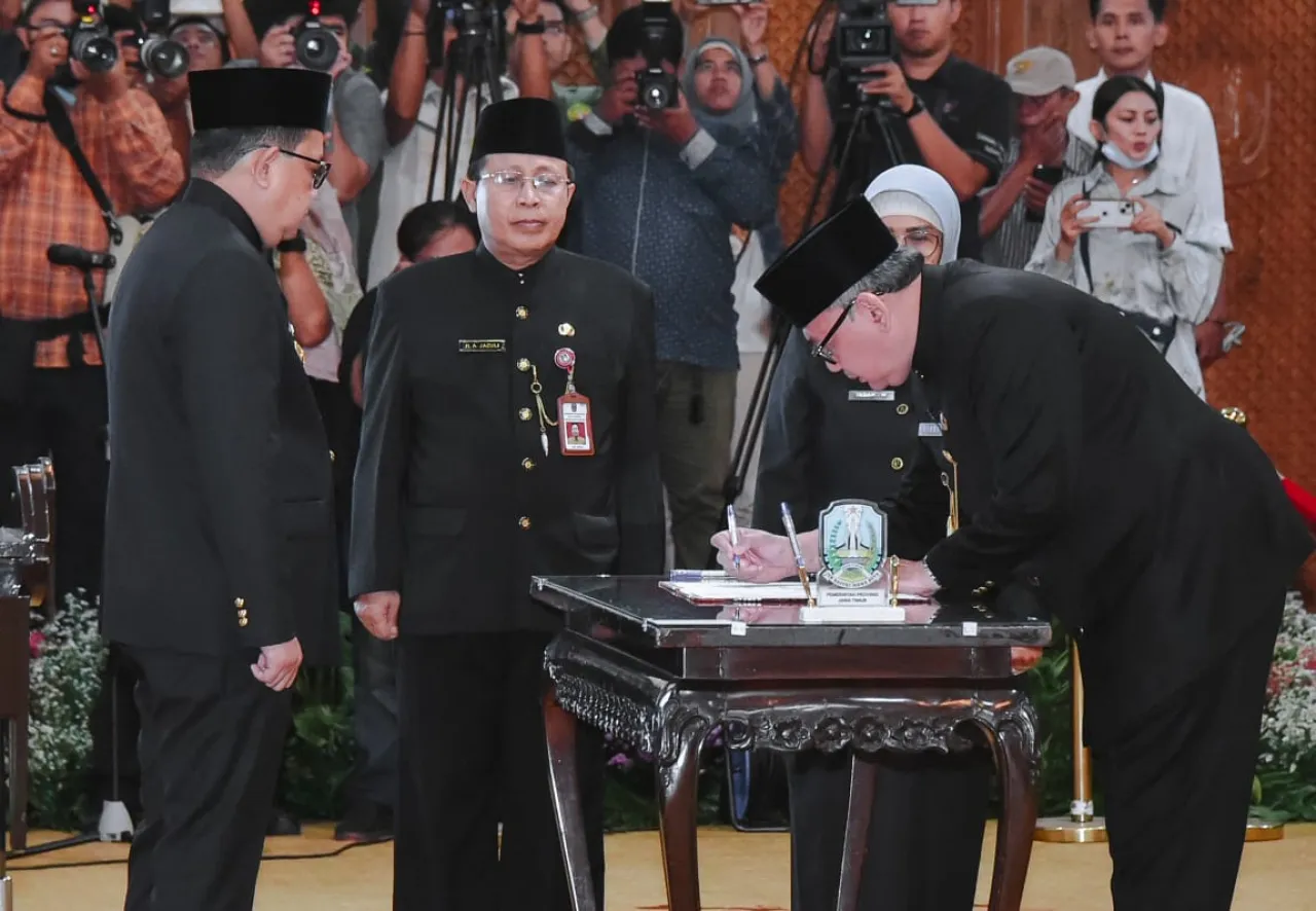Pj Gubernur Adhy Lantik Bobby Soemiarsono Jadi Pj Sekdaprov Jatim