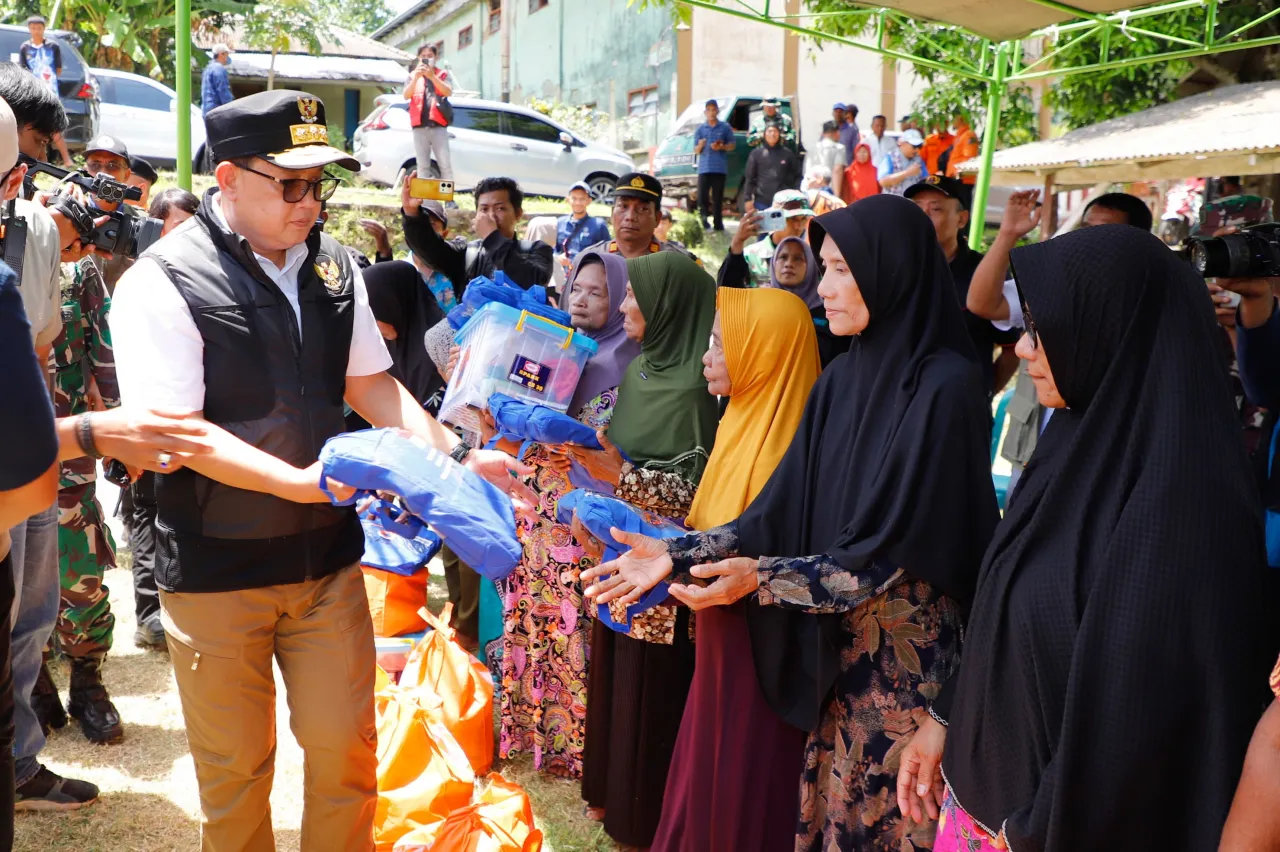 Pj Gubernur Adhy Pastikan Bantuan Logistik hingga Trauma Healing Terpenuhi