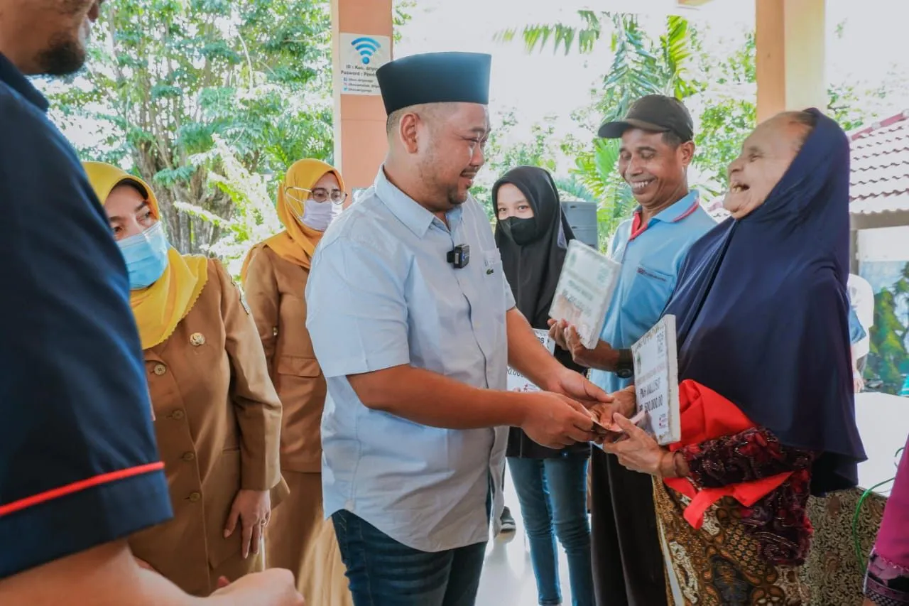 Pemkab Gresik Salurkan Bansos Kepada Warga