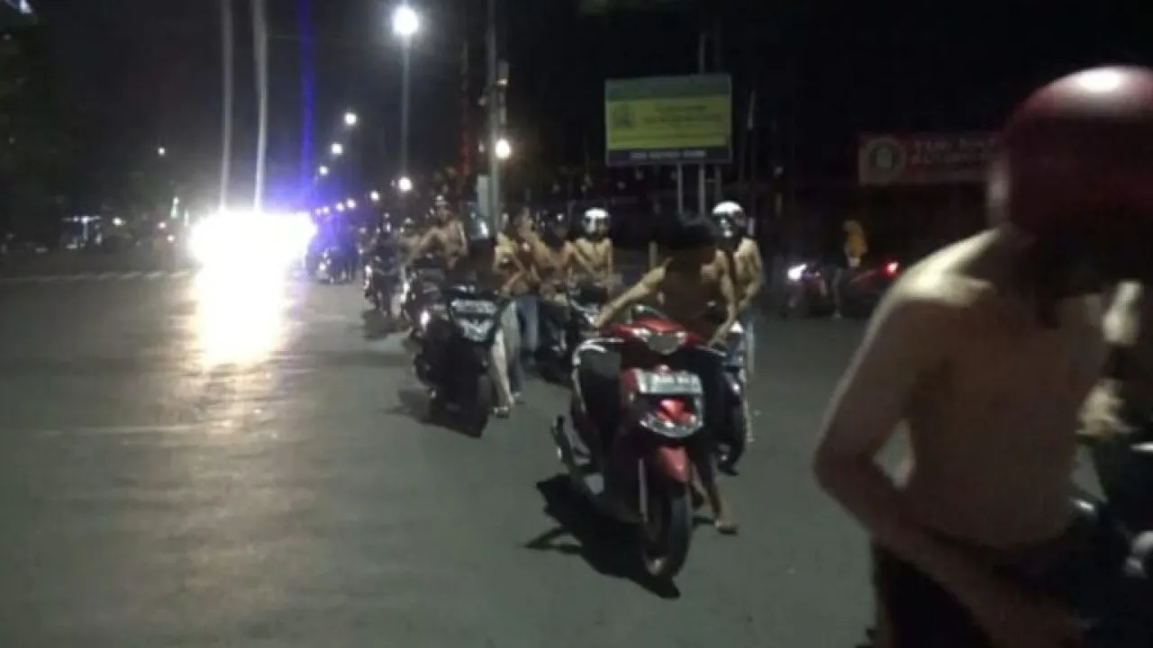 Sembari Telanjang Dada, Puluhan Simpatisan Silat Diarak ke Polres Jombang