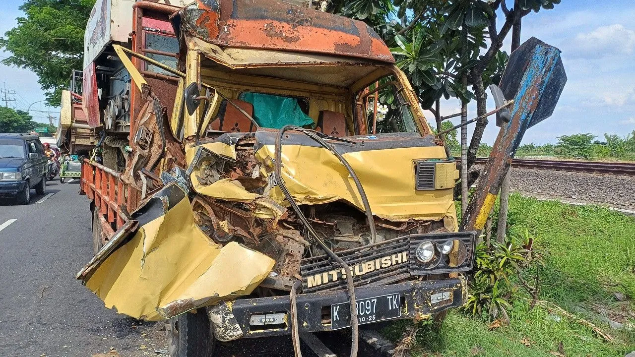 Kurang Konsentrasi, Truk Tabrak Tronton