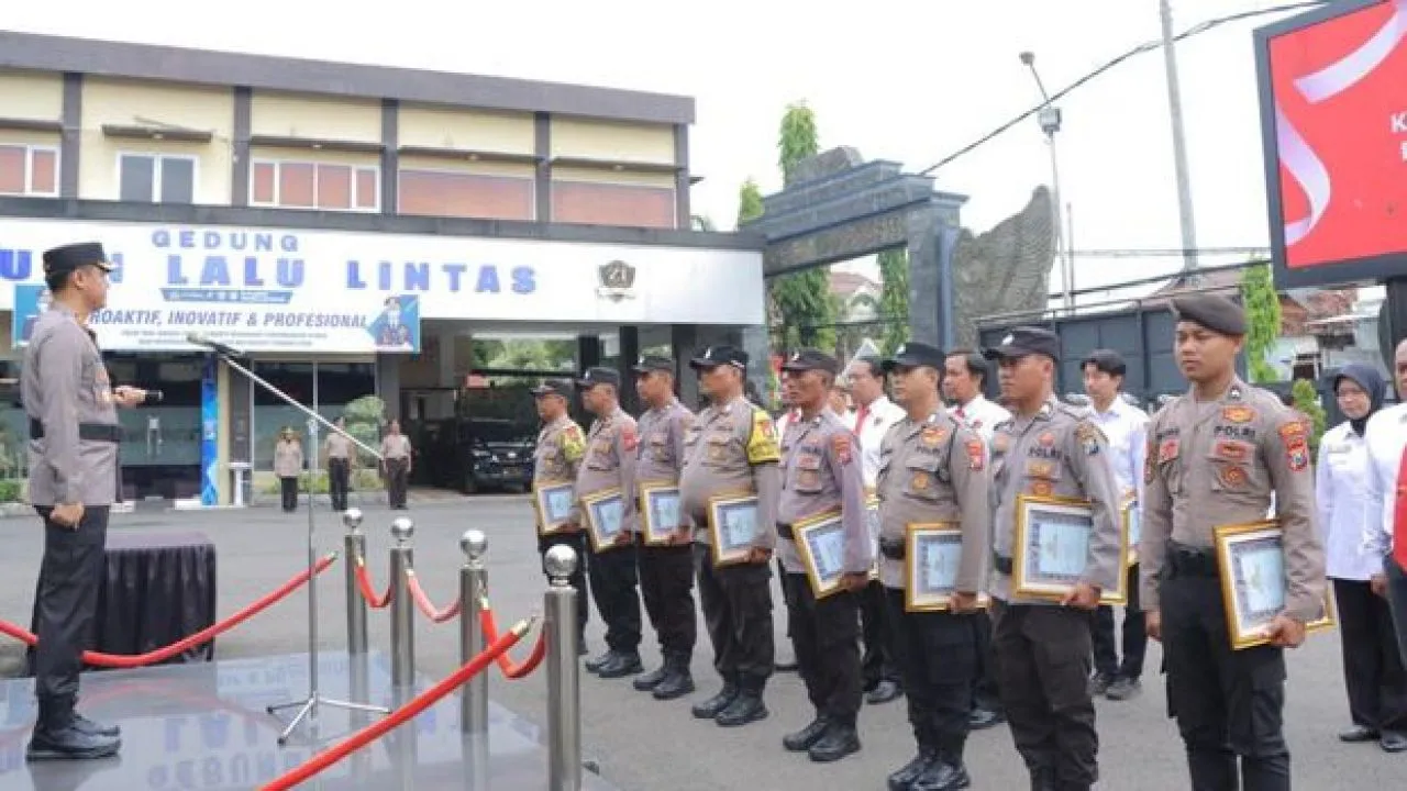 26 Anggota Polres Lamongan Terima Penghargaan