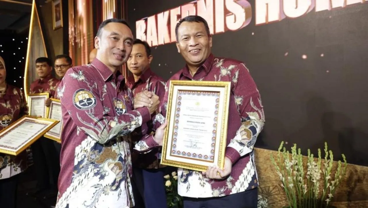 Bidhumas Polda Jatim Sabet 2 Penghargaan dalam Rakernis Humas