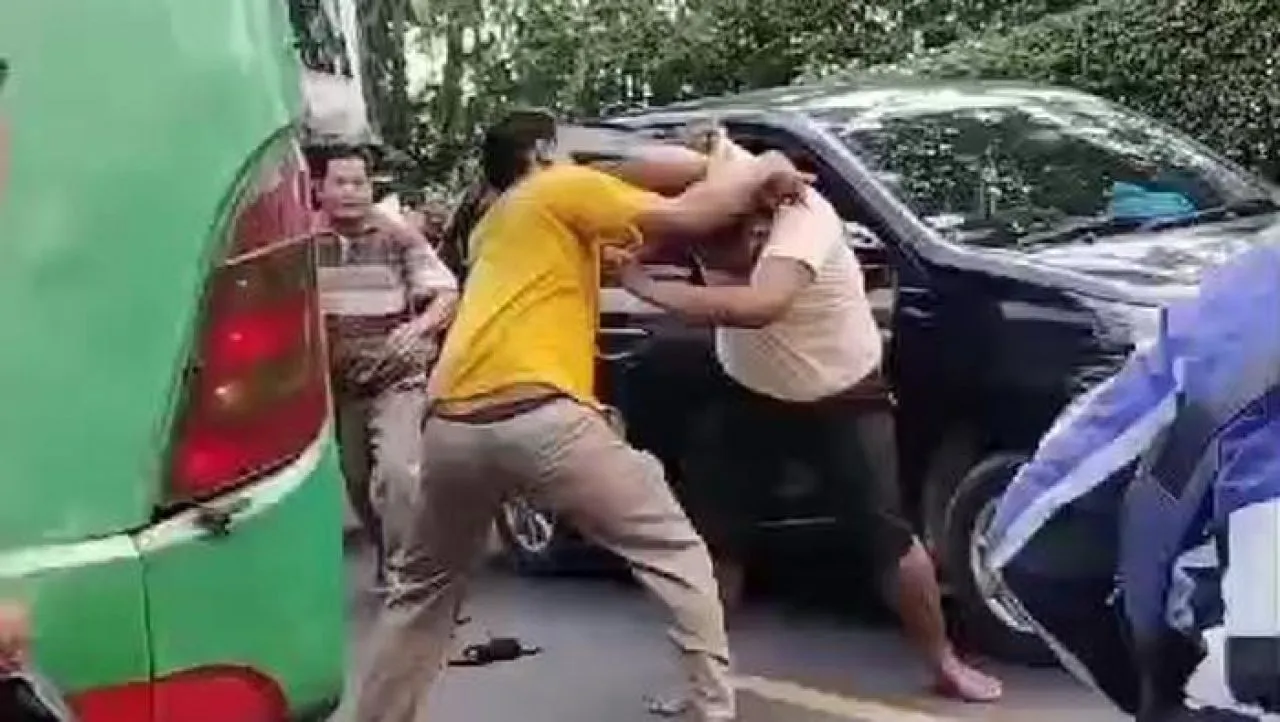 Kru Bus Adu Jotos dengan Pengemudi Avanza di Bojonegoro