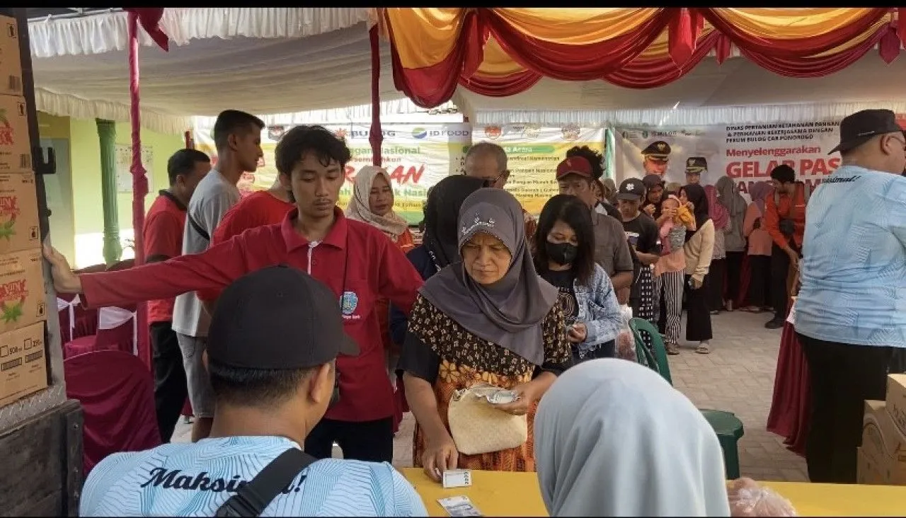 Warga Ponorogo Serbu Gerakan Pangan Murah