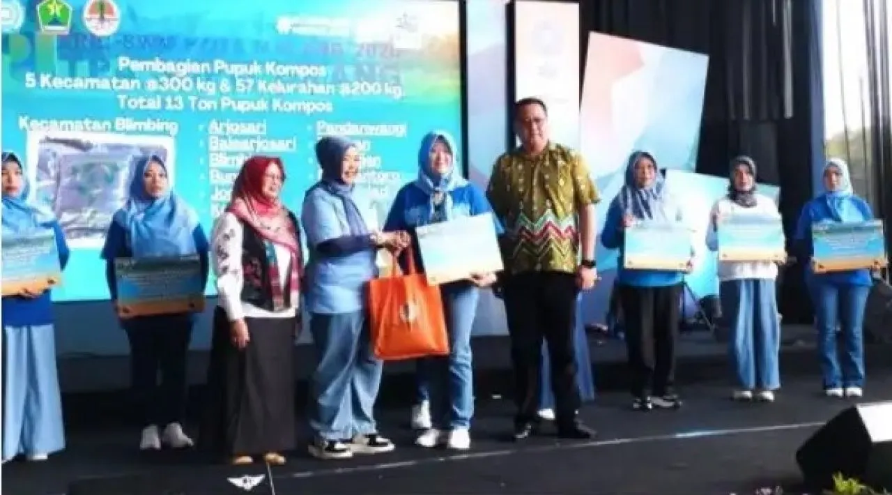 DLH-TP PKK Kota Malang Bagi Pupuk Kompos dan Bibit Tanaman