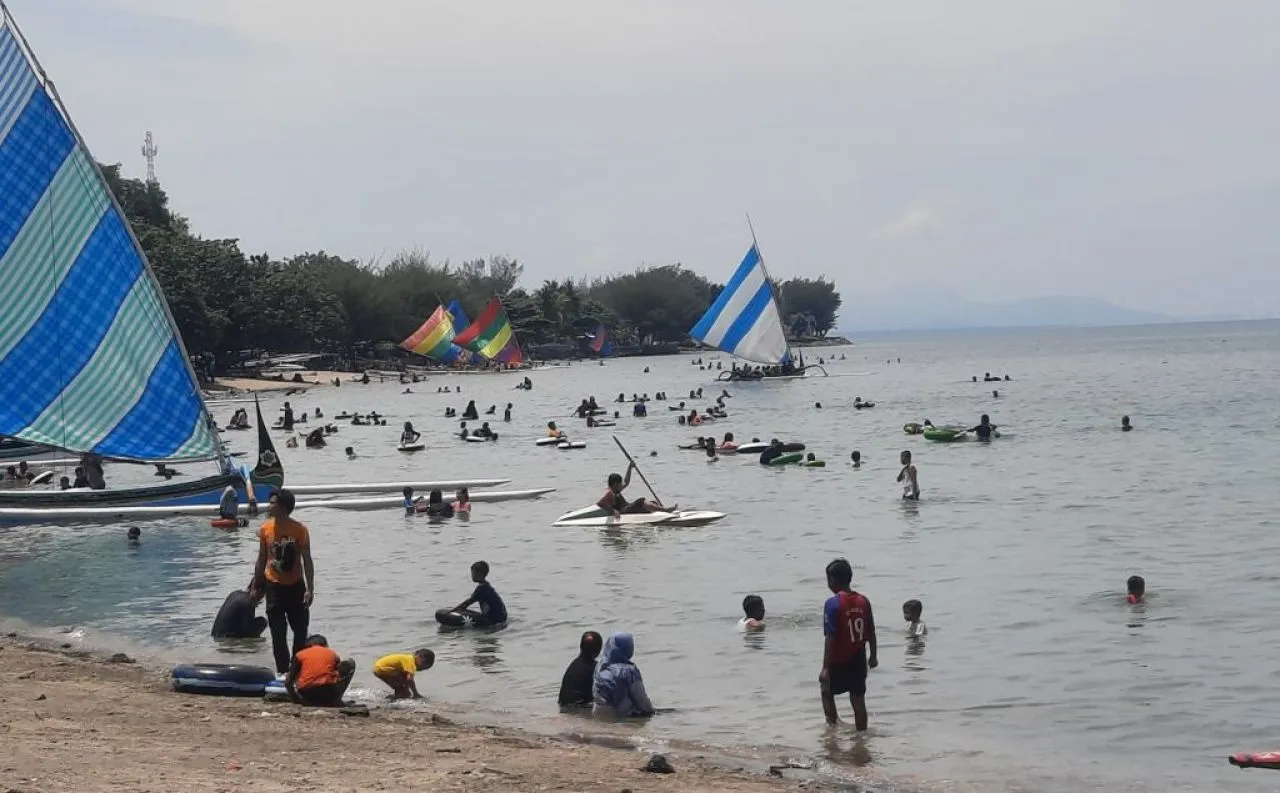 Ribuan Wisatawan Kunjungi Pantai Pasir Putih