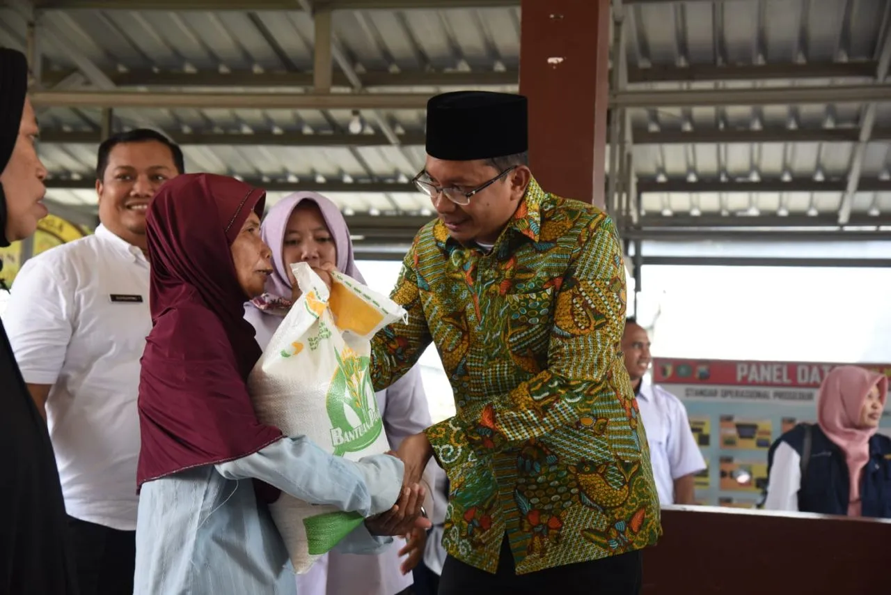 Bupati Gus Muhdlor Pastikan 60.389 KPM di Sidoarjo Terima Bantuan Beras