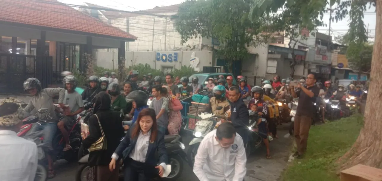 Forum Komunikasi Anggota Peradi Sidoarjo Pimpinan Bambang Soetjipto, Berbagi Ratusan Takjil Ramadhan