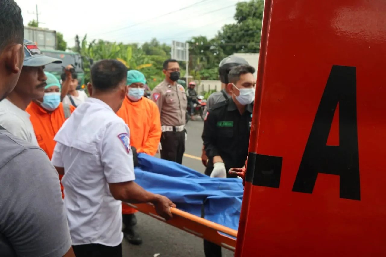 Hantam Pohon, Pengendara di Jombang Tewas