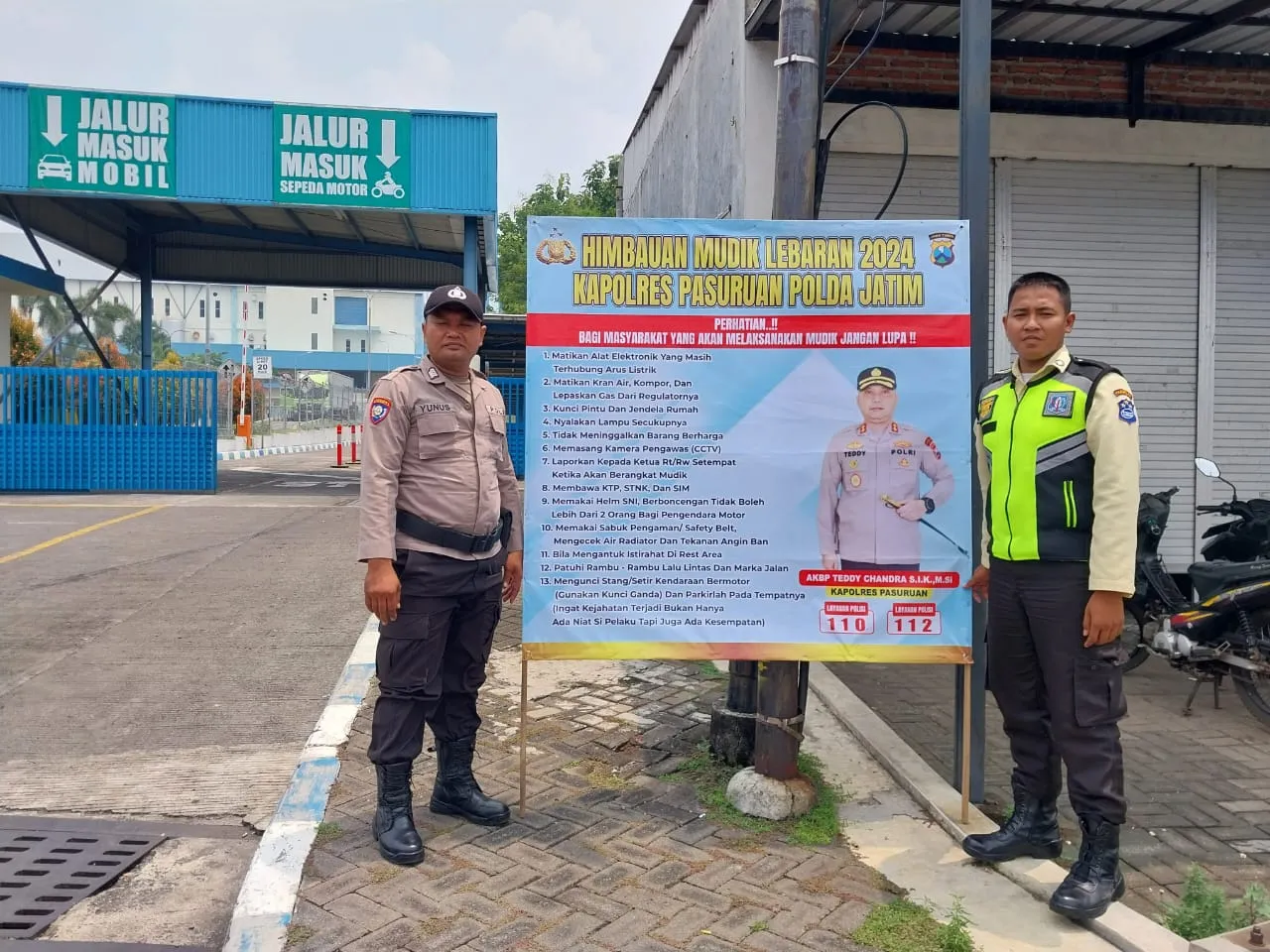 Personil Polsek Purwosari Pasang Himbauan Mudik Aman 2024
