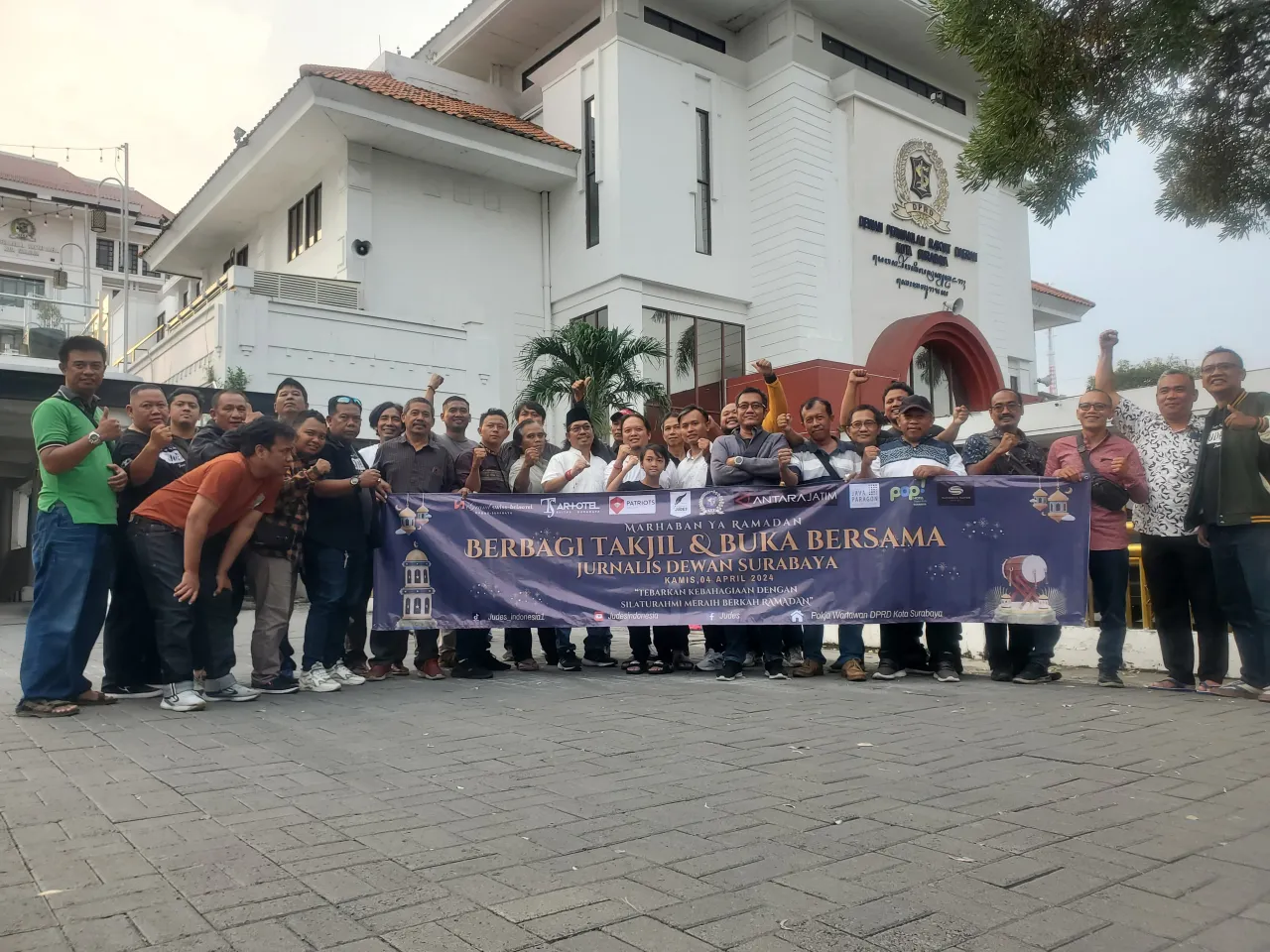 Berbagi Berkah di Bulan Suci Ramadhan, Jurnalis Dewan Kota Surabaya Bagikan Takjil Gratis