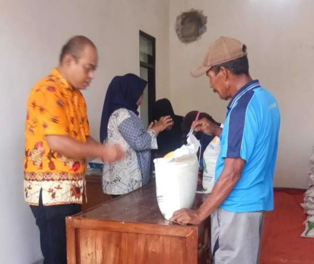 Tingkatkan Ketahanan Pangan, Pemdes Popoh Salurkan Bansos Beras